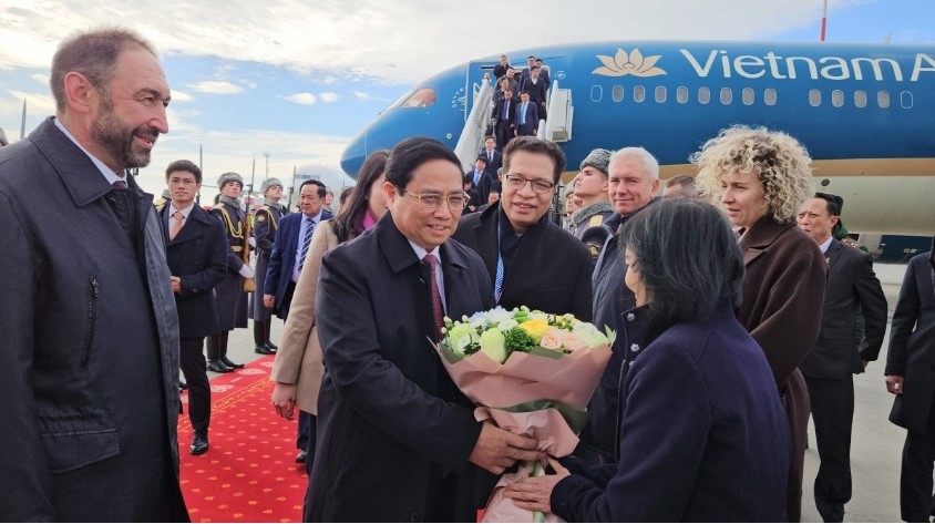 Prime Minister Pham Minh Chinh lands at the airport to begin his attendance at expanded BRICS Summit