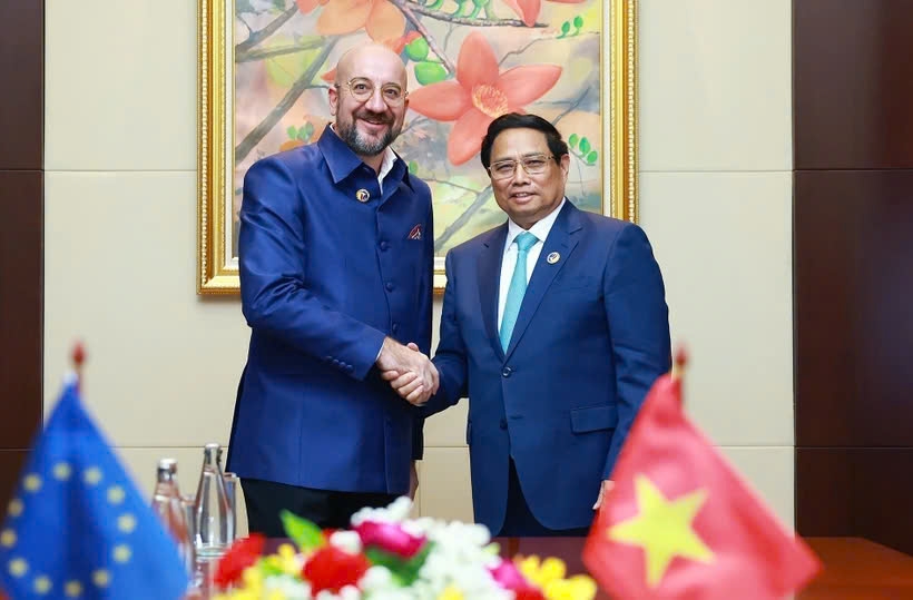 Prime Minister Pham Minh Chinh (R) meets with President of the European Council (EC) Charles Michel.