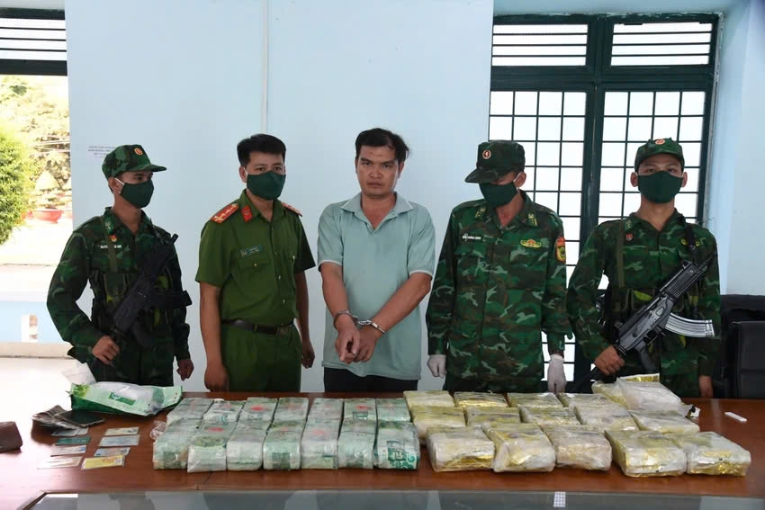 Ly Minh Thuong has been arrested together with 30kg of crystal meth at Tay Ninh border guard station. (Photo: plo.vn)