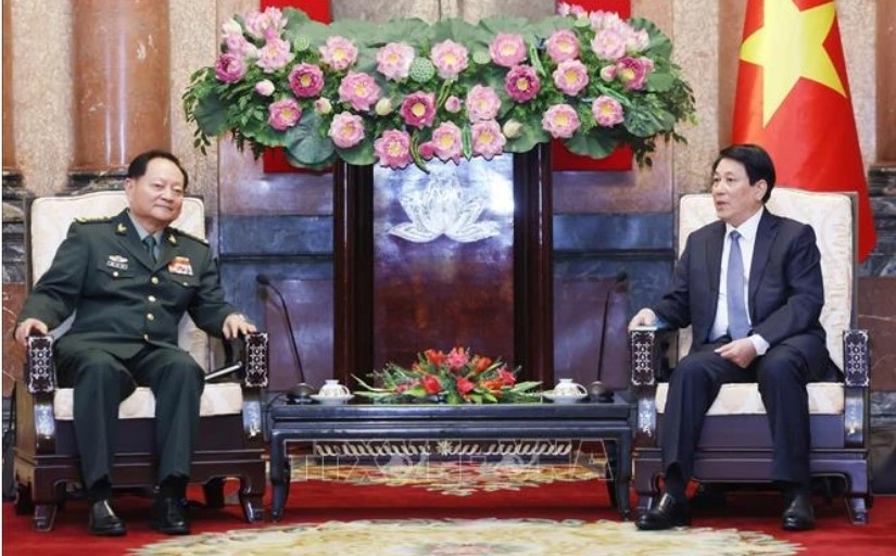 State President Luong Cuong (right) and Vice Chairman of the Central Military Commission of China Sen. Lt. Gen. Zhang Youxia at their meeting in Hanoi on October 25. (Photo: VNA)