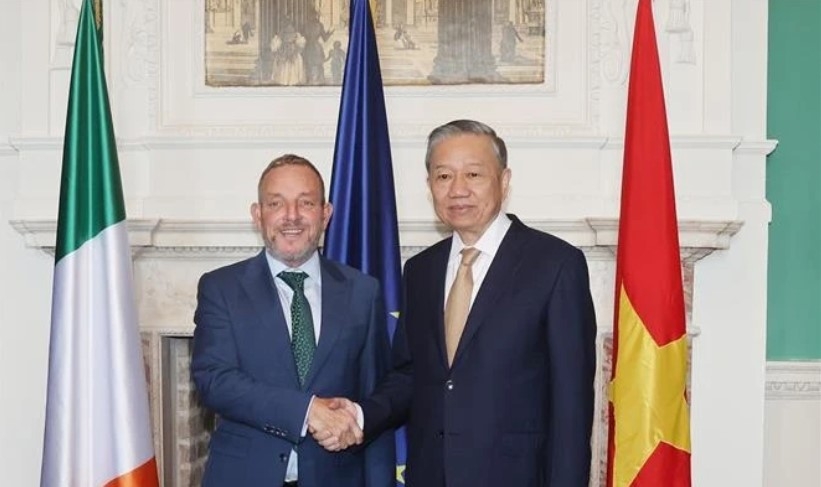 Party General Secretary and State President To Lam (R) meets Jerry Buttimer, Cathaoirleach of the Seanad Éireann (speaker of the upper house) of Ireland in Dublin on October 3. (Photo: VNA)