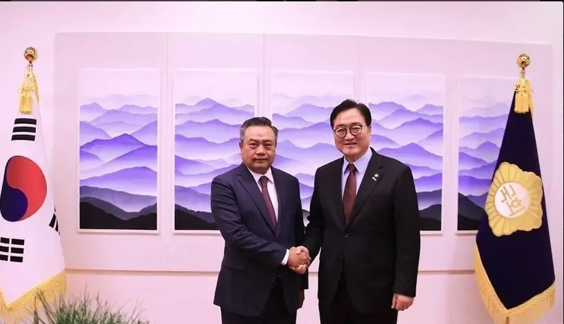 Chairman of the Hanoi People’s Committee Tran Sy Thanh (L) and the RoK's National Assembly Woo Won Shik