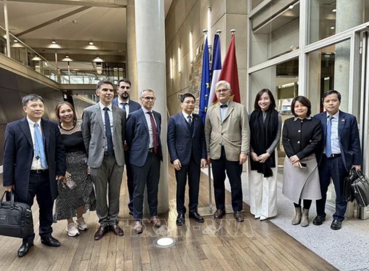 Represenatives from the Vietnamese Ministry of Transport and AFD (Photo: VNA)