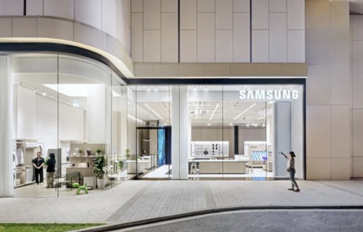 A view of Samsung West Lake - the new retail store at Lotte West Lake in Hà Nội. (Photo: Courtesy of Samsung Vietnam)