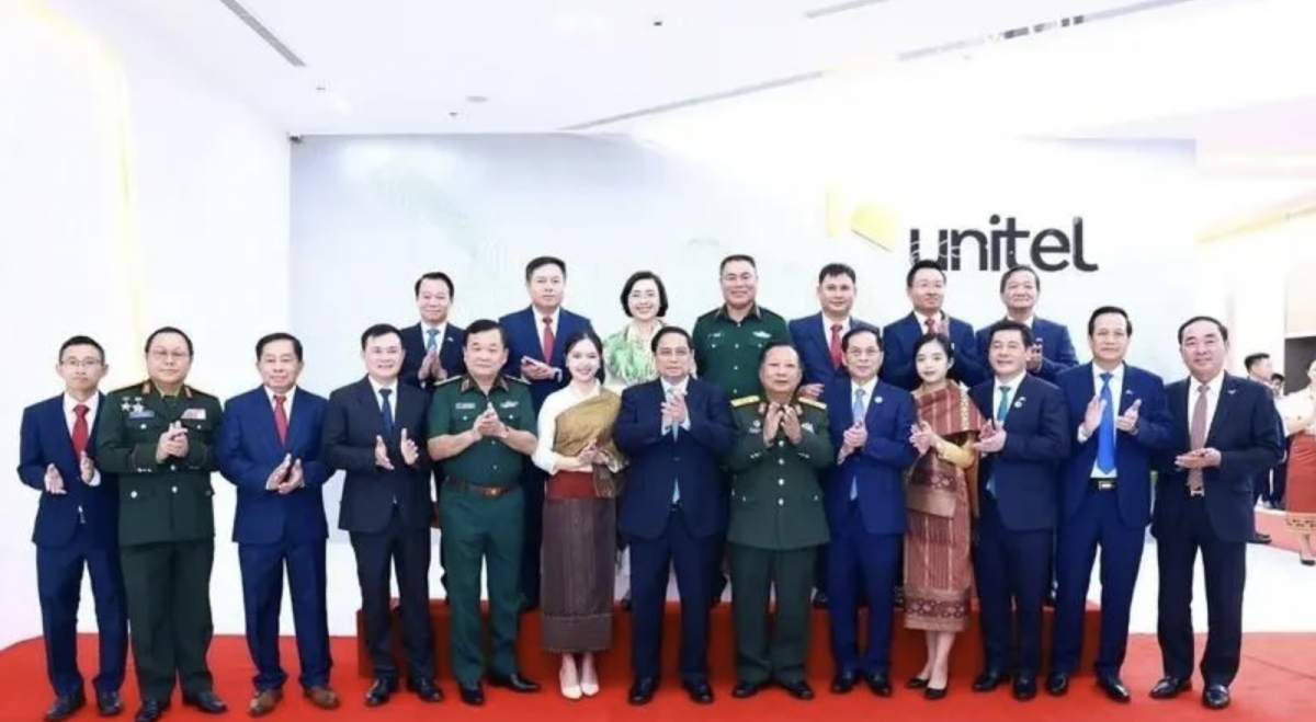 Prime Minister Pham Minh Chinh (front, centre) and executives and staff members of Star Telecom (Unitel) pose for a group photo on October 8. (Photo: VNA)