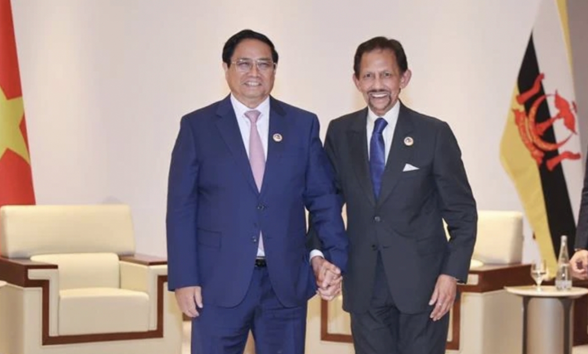 Vietnamese Prime Minister Pham Minh Chinh (left) and Sultan of Brunei Haji Hassanal Bolkiah at their meeting in Vientiane, Laos, on October 9. (Photo: VNA)