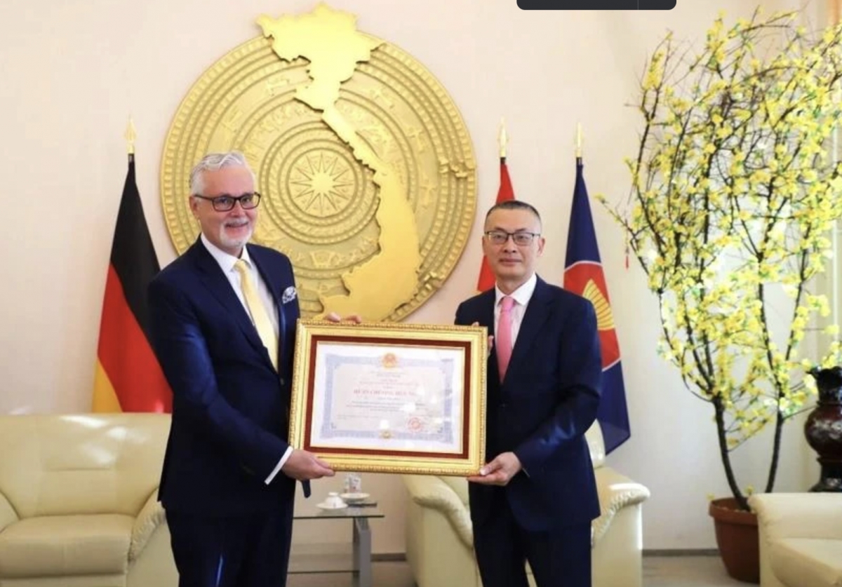 Vietnamese Ambassador to Germany Vu Quang Minh (R) presents the Friendship Order to Dr. Guido Hildner, former Ambassador of Germany to Vietnam, in Berlin on October 9. (Photo: VNA)