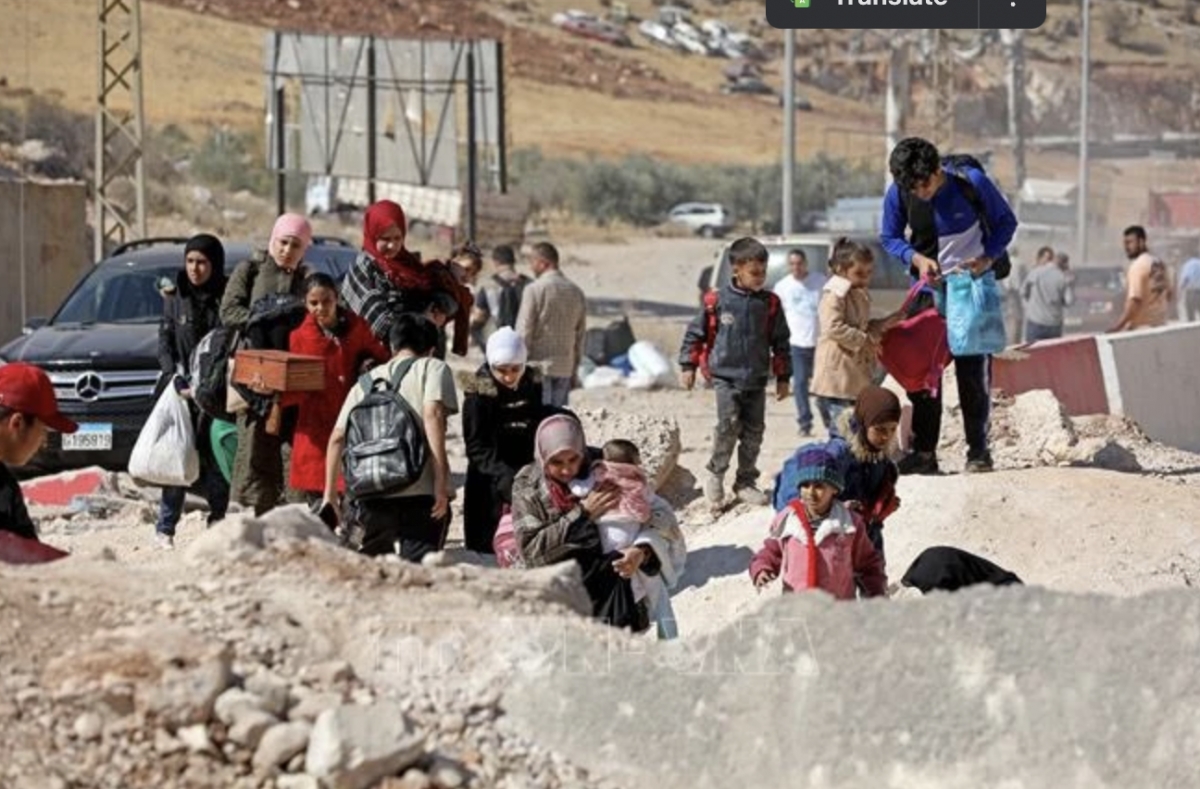 Lebanese people evacuate on October 11 due to conflicts. (Photo: Xinhua/VNA)