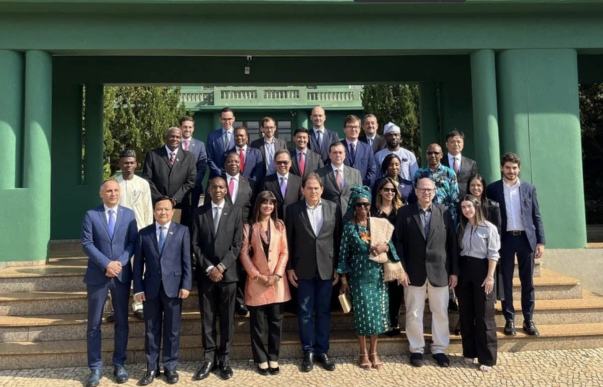 Vice Governor of Goias state Daniel Elias Carvalho Vilela and ambassadors, chargé d'affaires and trade attachés from 20 countries. (Photo: VNA)