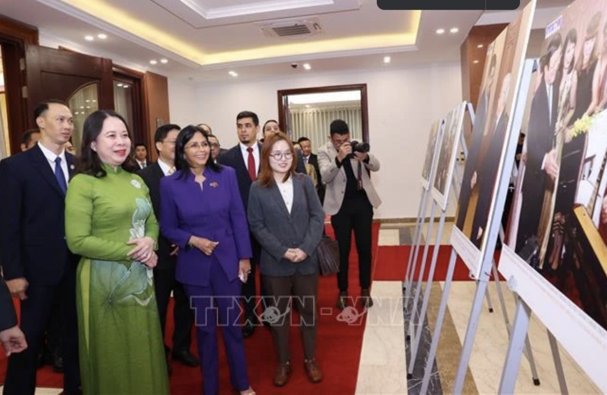 State Vice President Vo Thi Anh Xuan and Executive Vice President of Venezuela Delcy Rodriguez Gomez visit a photo exhibition about Vietnam-Venezuela ties. (Photo: VNA)