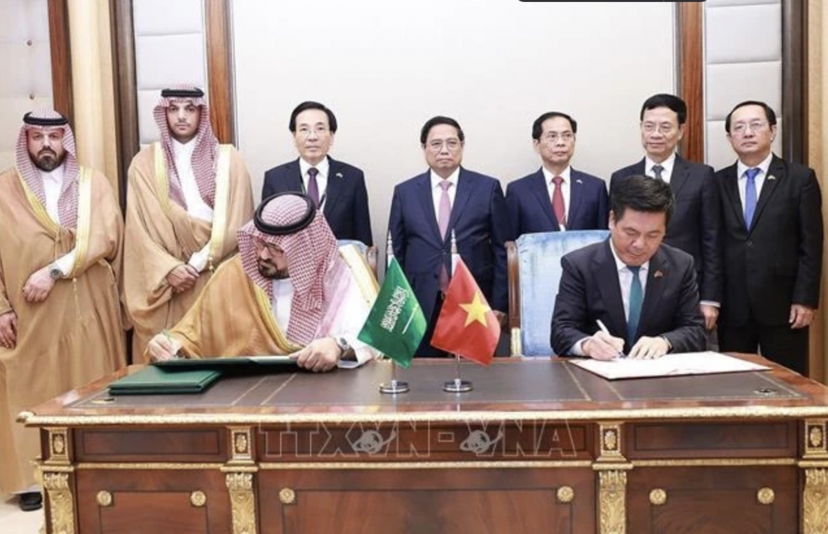 PM Pham Minh Chinh (behind, centre) and officials witness the signing of an MoU on economic and trade cooperation between the Vietnamese Ministry of Industry and Trade and the Saudi Arabian Ministry of Economy and Planning on October 30. (Photo: VNA)