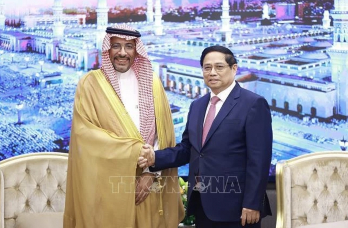 Prime Minister Pham Minh Chinh (right) meets Saudi Arabia’s Minister of Industry and Mineral Resources Bandar Ibrahim Al-Khorayef on October 30. (Photo: VNA)
