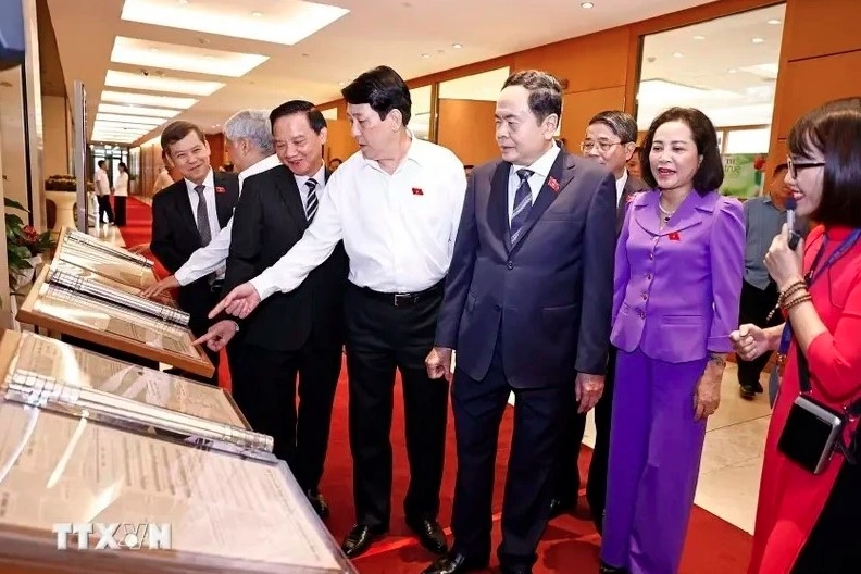State President Luong Cuong, National Assembly (NA) Chairman Tran Thanh Man and NA deputies visit the exhibition (Photo: VNA)