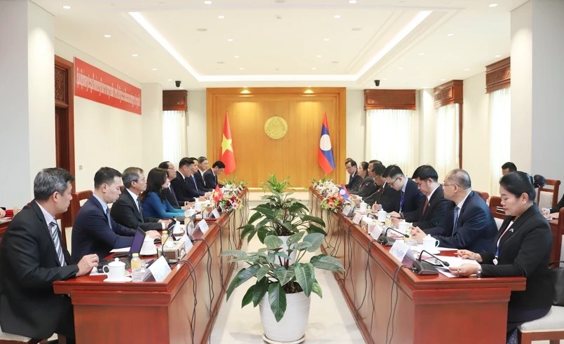 The talks between Vice Chairman of the Vietnamese NA Tran Quang Phuong and Vice Chairman of the Lao NA Souvon Leungbounmi in Vientiane (Photo: VNA)