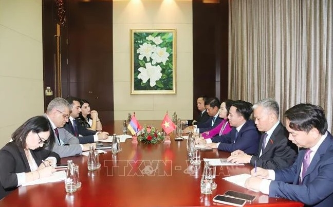 Vice Chairwoman of the National Assembly (NA) Nguyen Thi Thanh meets with her Armenian counterpart Hakob Arshakyan on October 19 in Vientiane. (Photo: VNA)