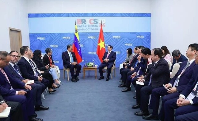 Prime Minister Pham Minh Chinh (right, centre) meets with Venezuelan President Nicolas Maduro. (Photo: VNA)