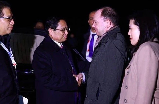 Prime Minister Pham Minh Chinh (second, left) at Kazan International Airport, concluding his trip to Russia to attend the expanded BRICS Summit. (Photo: VNA)