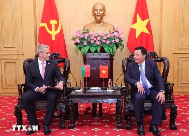 Politburo member and President of the Ho Chi Minh National Academy of Politics (HCMA) Nguyen Xuan Thang (right) receives Belarusian Ambassador to Vietnam Uladzimir Baravikou (Photo: VNA)
