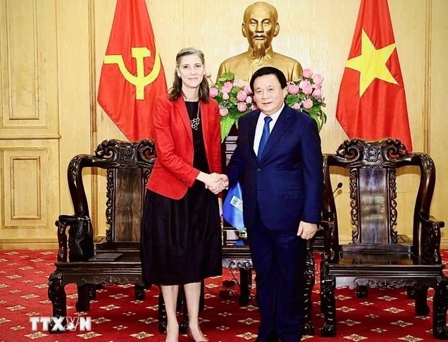 Prof. Dr. Nguyen Xuan Thang (right), Politburo member, Director of the Ho Chi Minh National Academy of Politics, and Chairman of the Central Theoretical Council, receives Resident Representative of the UN Development Programme (UNDP) in Vietnam Ramla Khalidi in Hanoi on October 17. (Photo: VNA)
