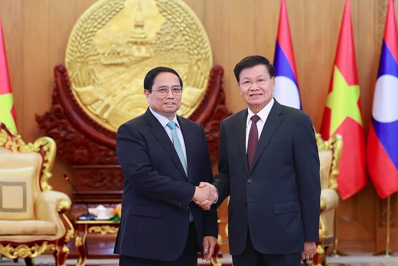 Vietnamese Prime Minister Pham Minh Chinh (left) meets with General Secretary of the Lao People’s Revolutionary Party Central Committee and President of Laos Thongloun Sisoulith in Vientiane on October 8. (Photo: VNA)