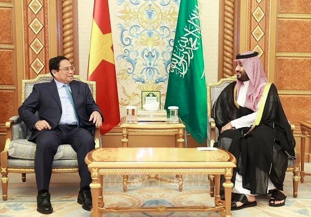 Prime Minister Pham Minh Chinh (L) meets with Saudi Arabia's Crown Prince and Prime Minister Mohammed bin Salman bin Abdulaziz Al Saud in Riyadh on October 29 (local time) (Photo: VNA)