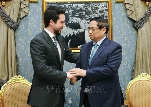 PM Pham Minh Chinh (R) meets Jordan's Crown Prince of Jordan Al Hussein bin Abdullah II in Riyadh (Photo: VNA)