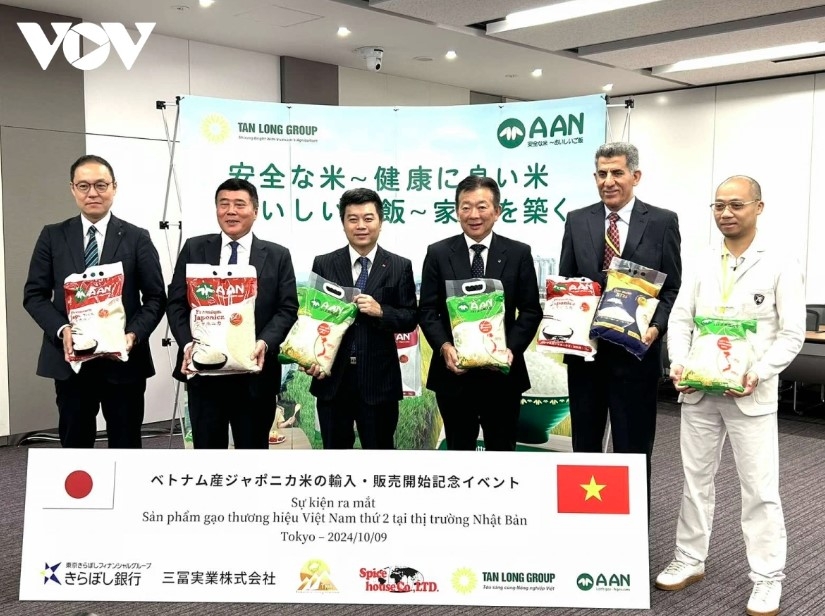 Representatives of the Vietnamese Embassy in Japan, Kiraboshi Bank and Tan Long Group at the launching ceremony.