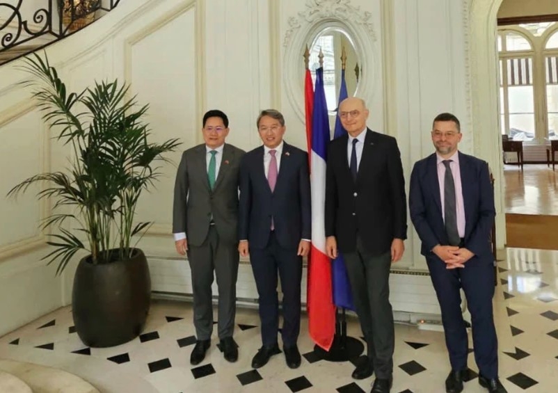 Vietnamese and French officials pose for a group photo in Paris. (Source: VNA)
