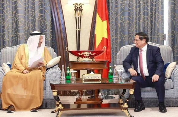 Prime Minister Pham Minh Chinh (right) receives Saudi Arabia's Minister of Investment Khalid bin Abdulaziz Al-Falih in Riyadh on October 30. (Photo: VNA)