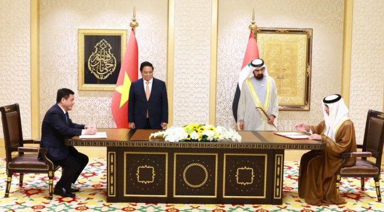 Prime Minister Pham Minh Chinh (left) and Vice President and Prime Minister of the United Arab Emirates (UAE) Sheikh Mohammed bin Rashid Al Maktoum witness the signing of the Comprehensive Economic Partnership Agreement. 