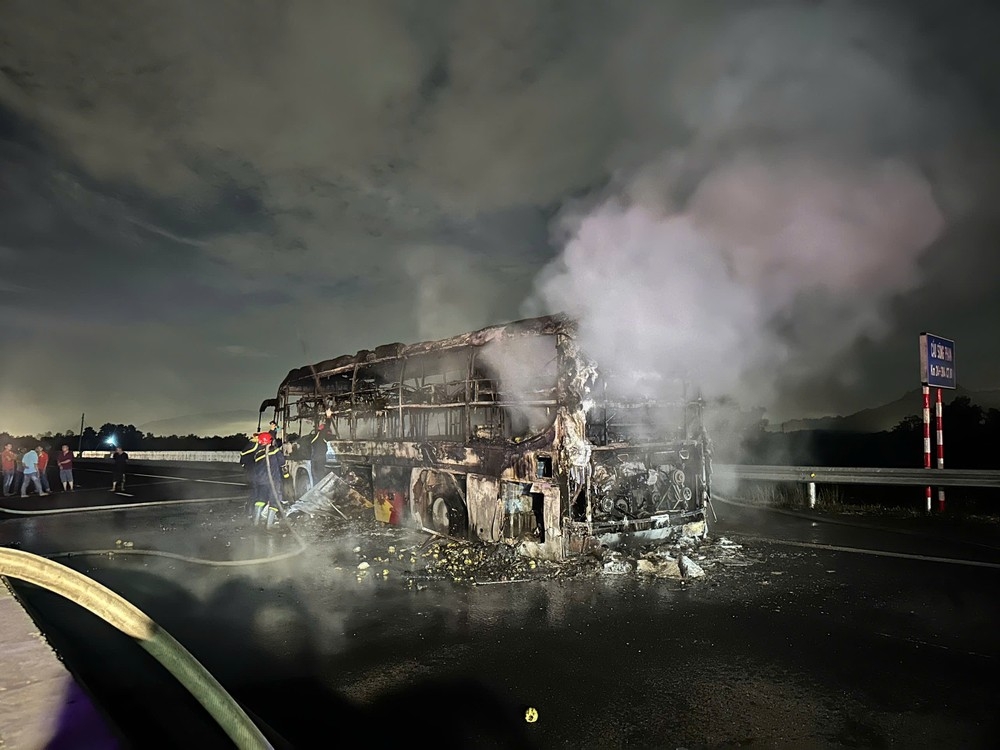 Dozens of passengers have escaped before the vehicle was burned down to frame. (Photo: traffic police)