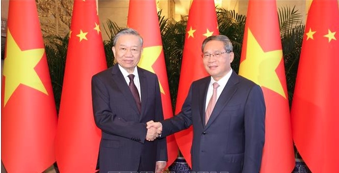 Party General Secretary and President To Lam (L) and Chinese Premier Li Qiang