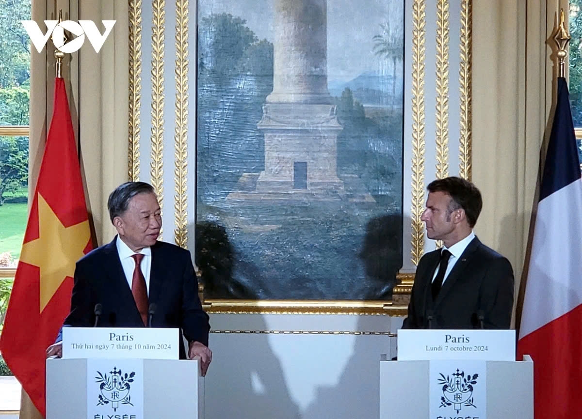 Vietnamese Party General Secretary and President To Lam (L) and French President Emmanuel Macron at the press briefing in Paris on October 7