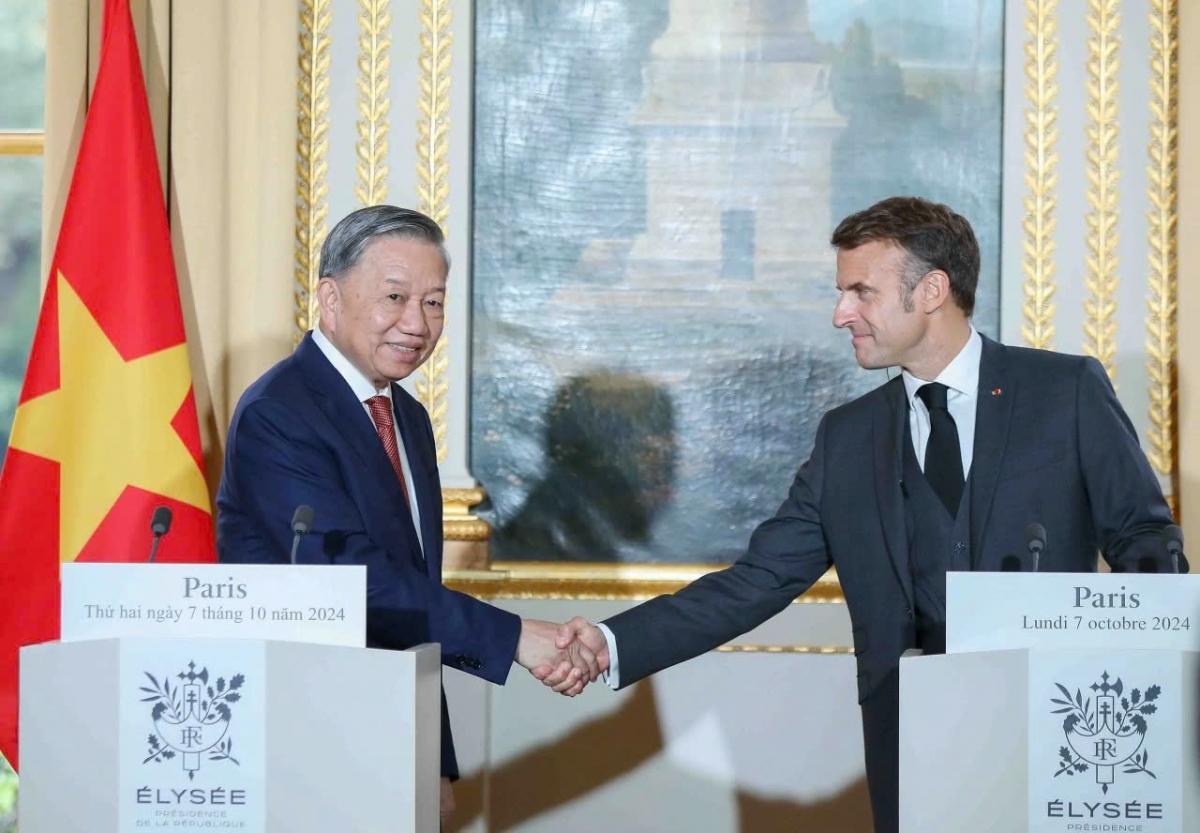 Vietnamese Party General Secretary To Lam (L) and French President Emmanuel Macron at a press briefing in Paris on October 7.