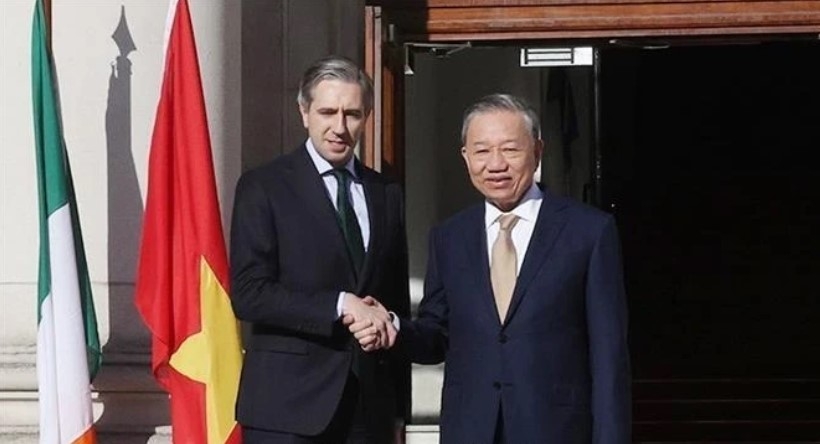 Party General Secretary and State President To Lam (R) and Irish Prime Minister Simon Harris at their meeting in Dublin on October 3. (Photo: VNA)