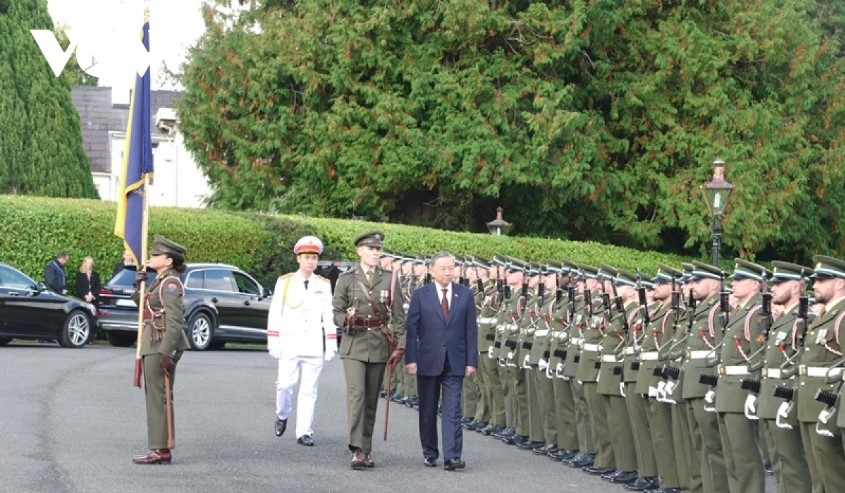 Party General Secretary and State President To Lam inspects the guard of honour 