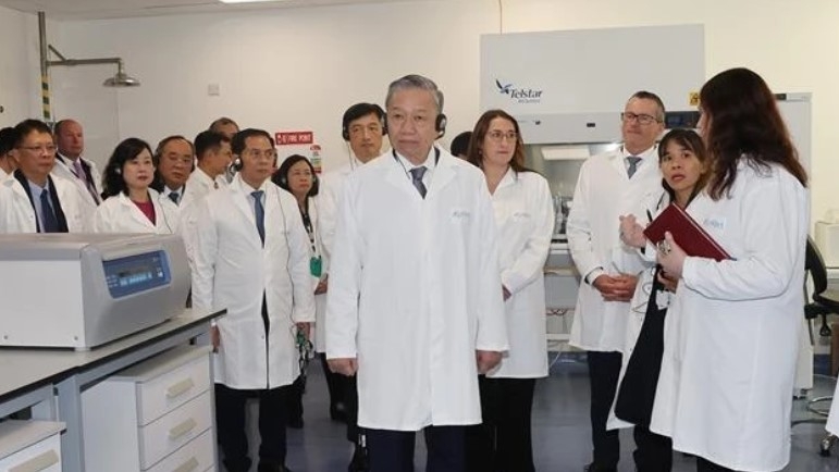 Party General Secretary and State President To Lam at Ireland's National Institute for Bioprocessing Research & Training