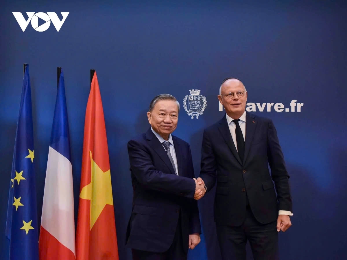 Vietnamese Party General Secretary and President To Lam (L) meets with Mayor Edouard Philippe of Le Havre on October 6 as part of his ongoing official visit to France.