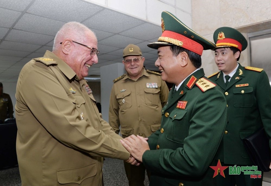 Senior Lieutenant General Trinh Van Quyet, secretary of the Party Central Committee, standing member of the Central Military Commission, and chairman of the General Department of Politics, and Senior Lieutenant General Alvaro Lopez Miera, Politburo member and Minister of the Revolutionary Armed Forces of Cuba, shaking hands ahead of their talks in Havana on Ocotber 8. (Photo: PANO)