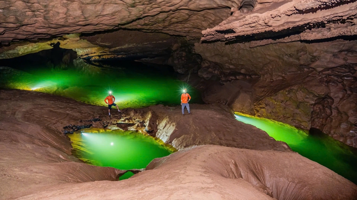 The newly discovered small lake in Thung Cave has remarkable depth and coldness. (Photo: Jungle Boss)