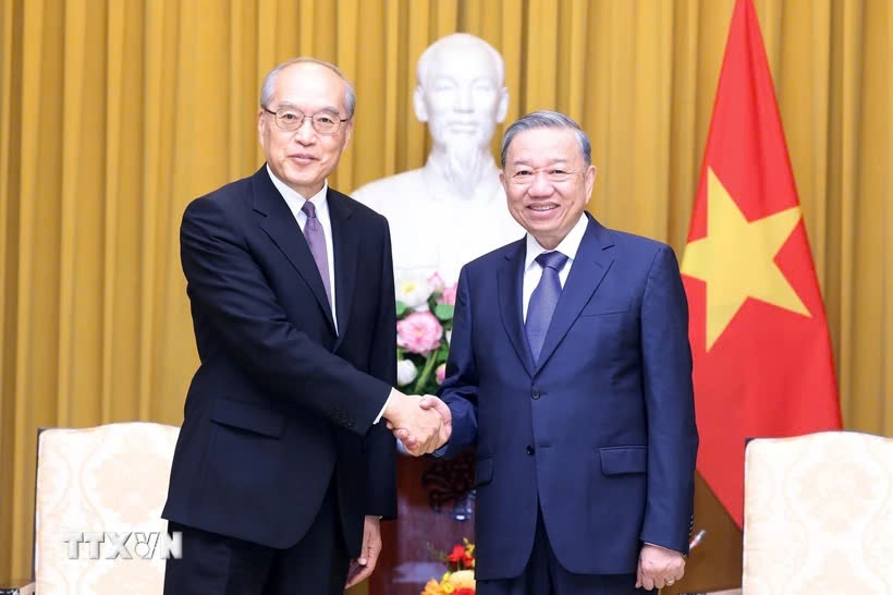 Party General Secretary and State President To Lam (right) and visiting President and Chief Justice of the Supreme People's Court of China Zhang Jun.(Photo: VNA)