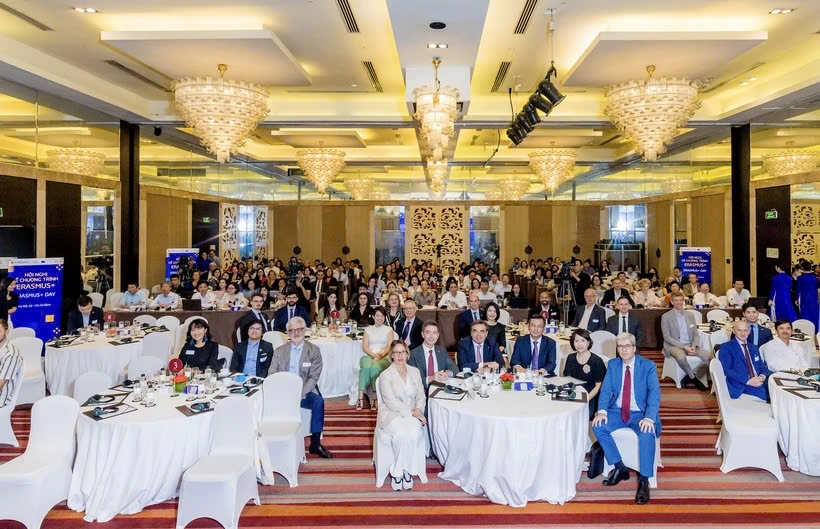 Tepresentatives from nearly 50 higher education institutions of EU member states and more than 100 higher education institutions of Vietnam attend the Vietnam - EU seminar in Hanoi on October 22-23, discussing Erasmus+ cooperation opportunities. (Photo: VNA)