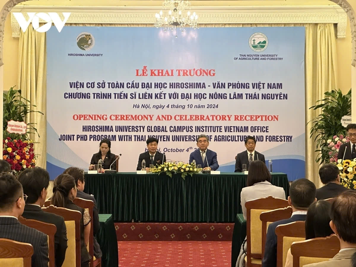 Japanese Ambassador to Vietnam Ito Naoki (first, right), and Vietnamese Consul General in Fukuoka Vu Chi Mai (first, left) at the inauguration ceremony of the Vietnam Office of Japan's Hiroshima University