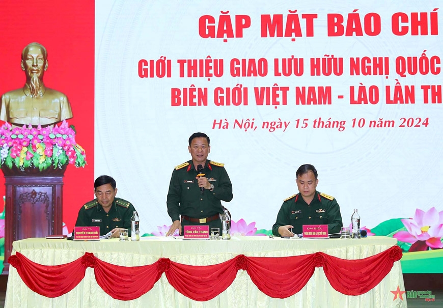 Colonel Tong Van Thanh (standing), deputy head of the Propaganda and Training Department of the General Political Department of the Vietnam People’s Army, introduces major activities during the second border defense friendship exchange between Vietnam and Laos to take place next week. (Photo: PANO)