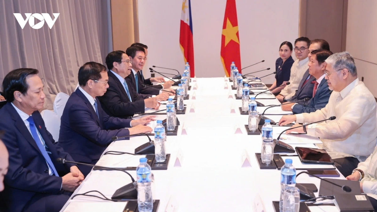 Vietnamese Prime Minister Pham Minh Chinh and Philippine President Ferdinand Romualdez Marcos Jr. meet in Vientiane on October 8.