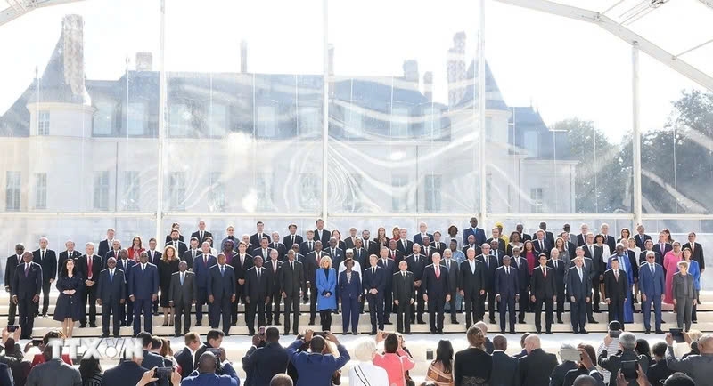 Heads of state and governments of participating countries pose for a group photo at the opening ceremony of the 19 Francophonie Summit in France on October 4 afternoon. (Photo: VNA)
