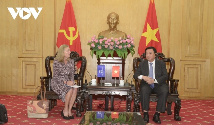 Politburo member, President of the Ho Chi Minh National Academy of Politics and Chairman of the Central Theory Council Nguyen Xuan Thang (R) receives World Bank Country Director in Vietnam Mariam Sherman.