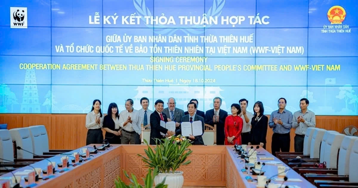 Delegates at the signing of a cooperation agreement on biodiversity conservation and sustainable development between WWF Vietnam and Thua Thien-Hue province. (Photo: VNA)