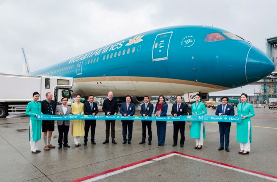 Representatives cutting a ribbon to luanch the first flight between Vietnam and Munich. (Photo courtesy of VNA)