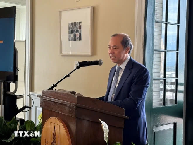 Vietnamese Ambassador to the US Nguyen Quoc Dung speaks at the forum. (Photo: VNA)